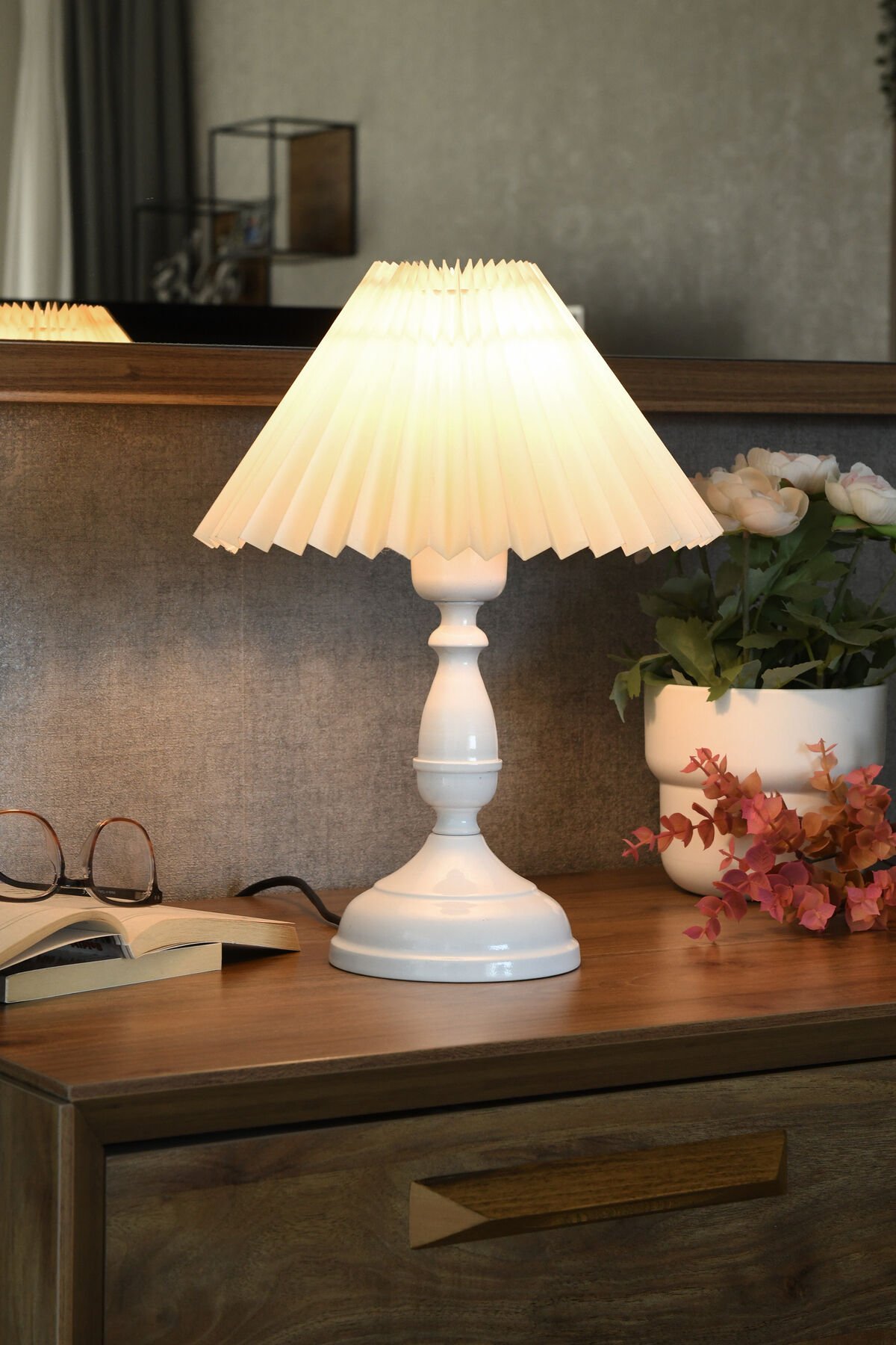 Zebra Modern Tasarım Beyaz Metal Abajur Şık Dekoratif Masa Lambası