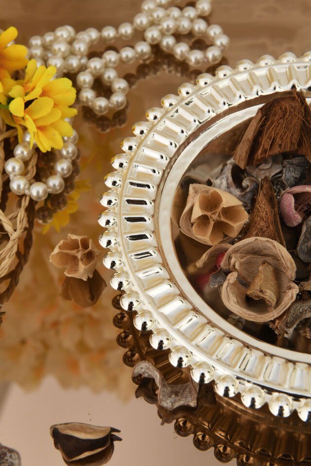 Diasto Gümüş Kapaklı Şekerlik Lokumluk Kase Şık Sofra Sunumları İçin Zarif Kristal Taş Detaylı