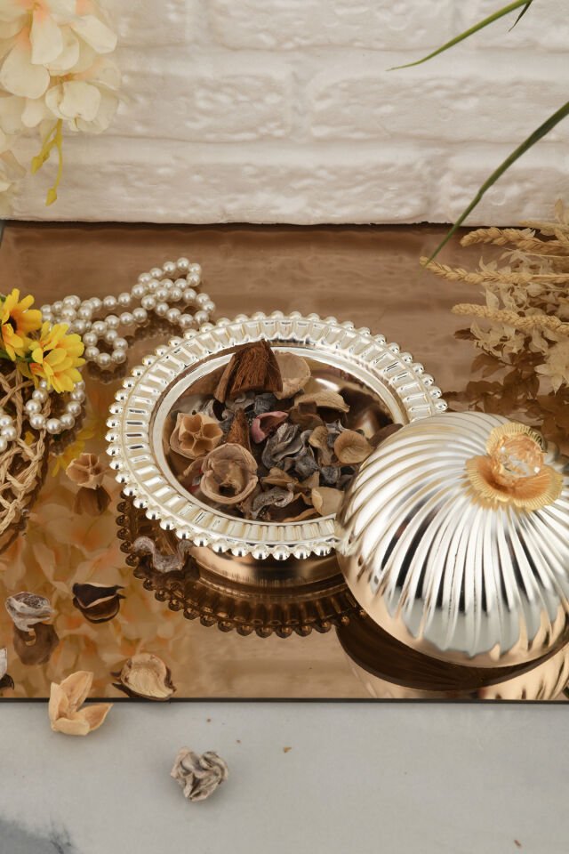 Diasto Gümüş Kapaklı Şekerlik Lokumluk Kase Şık Sofra Sunumları İçin Zarif Kristal Taş Detaylı