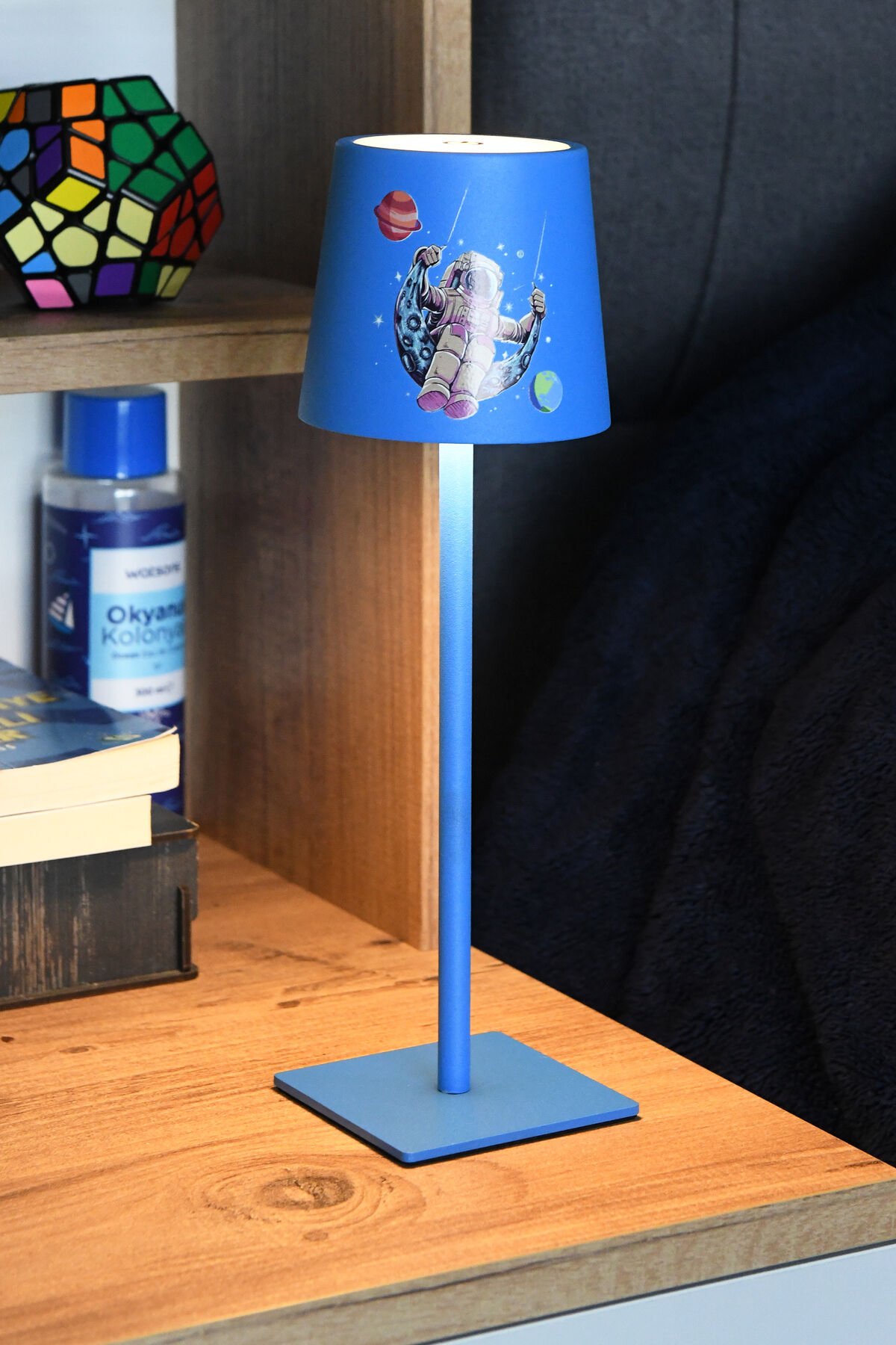 Şapkalı Şarjlı Dokunmatik Erkek Çocuk Odası Masa Lambası Abajur Gece Lambası 3 Işık Rengi Melda