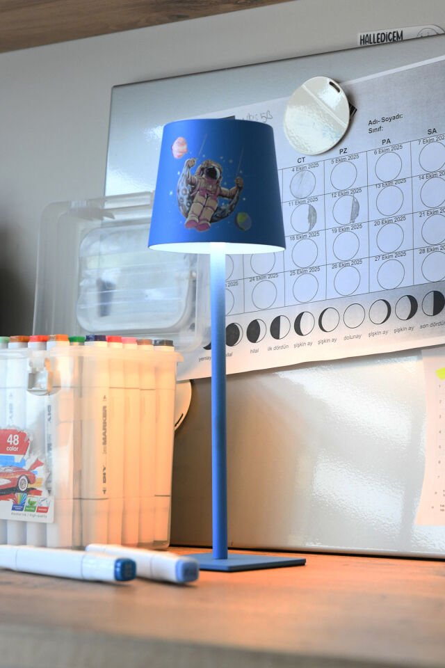 Şapkalı Şarjlı Dokunmatik Erkek Çocuk Odası Masa Lambası Abajur Gece Lambası 3 Işık Rengi Melda