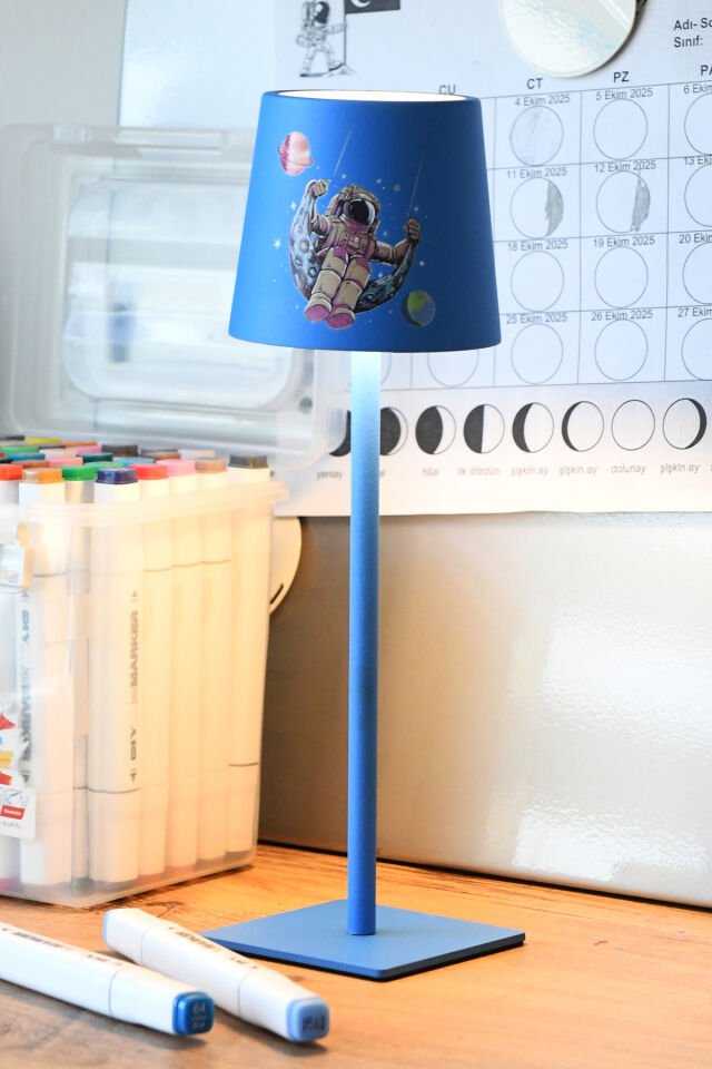 Şapkalı Şarjlı Dokunmatik Erkek Çocuk Odası Masa Lambası Abajur Gece Lambası 3 Işık Rengi Melda